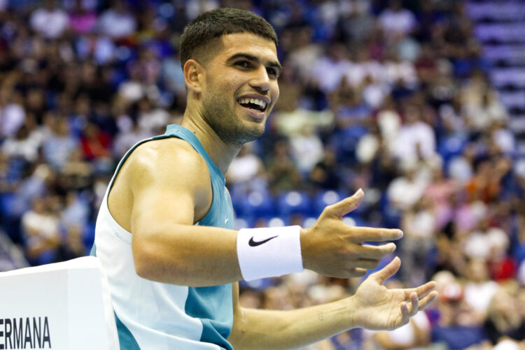 El español Carlos Alcaraz, candidato a los Premios Laureus, durante el partido de exhibición que disputó este domingo en San Juan (Puerto Rico) contra el estadounidense Frances Tiafoe. EFE/Thais Llorca