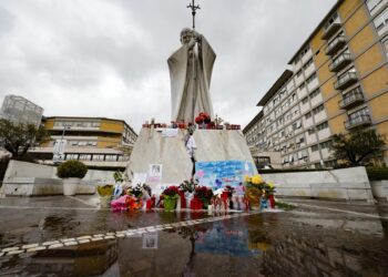 El papa se encuentra «estable» y muestra una «buena respuesta» tras la crisis que causó inquietud