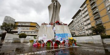 El papa se encuentra «estable» y muestra una «buena respuesta» tras la crisis que causó inquietud