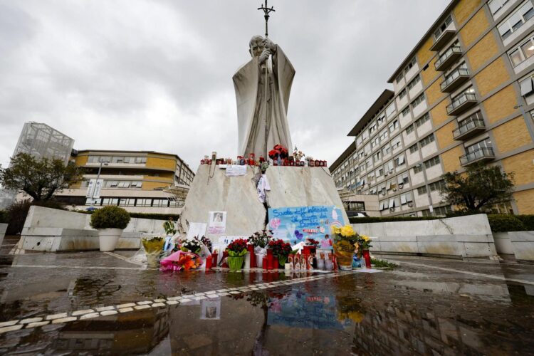 La estatua del papa Juan Pablo II en la entrada de la clínica Gemeli, donde el papa Francisco permanece hospitalizado. (Papa, Italia, Roma) EFE/EPA/FABIO FRUSTACI