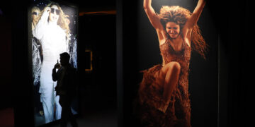 La música y moda de Shakira deslumbran en una muestra gratuita en Ciudad de México