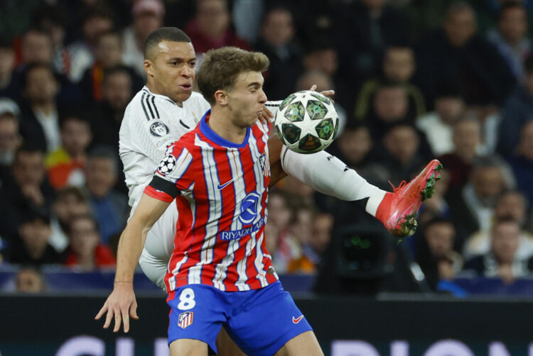 Pablo Barrios y Mbappé, en una foto de archivo del partido de ida. EFE/Juanjo Martín