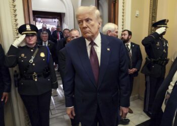 Trump suspende hasta el 2 de abril los aranceles a México tras hablar con Sheinbaum