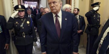 Trump suspende hasta el 2 de abril los aranceles a México tras hablar con Sheinbaum