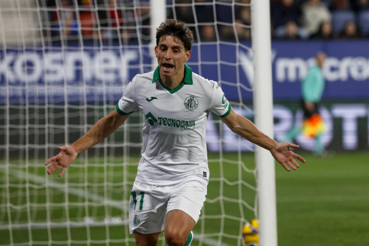 - El centrocampista del Getafe, Ramón Terrats, tras conseguir el primer gol del equipo getafense durante el encuentro correspondiente a la jornada 28 de Laliga EA Sports que disputaron Osasuna y Getafe en el estadio El Sadar, en Pamplona. EFE / Villar López.