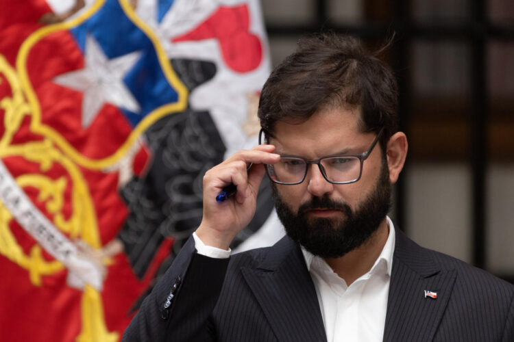 El presidente de Chile, Gabriel Boric, participa en una reunión con su homólogo de Alemania, Frank-Walter Steinmeier, en el Palacio de la Moneda este miércoles, en Santiago (Chile). EFE/ Ailen Diaz