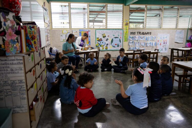 Fotografía del 18 de marzo de 2025 de estudiantes en clase durante la semana del 70 aniversario de la escuela de Fe y Alegría, en Caracas (Venezuela). EFE/ Ronald Pena R