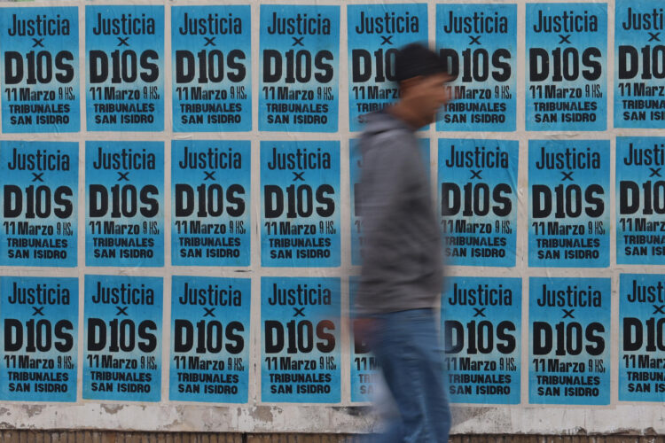 Fotografía de archivo en donde una persona camina frente a los tribunales de San Isidro, donde se lleva a cabo el juicio por la muerte de Diego Armando Maradona, en Buenos Aires (Argentina). EFE/ Juan Ignacio Roncoroni