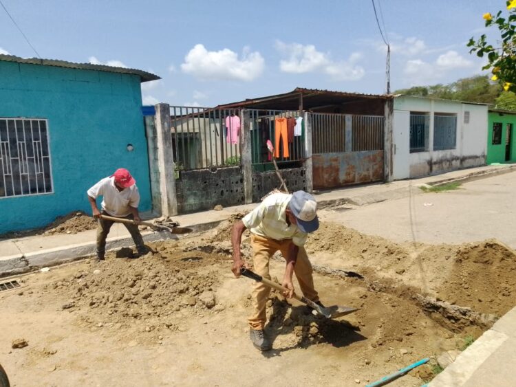 Calles rotas para mejorar el servicio de agua en los hogares.