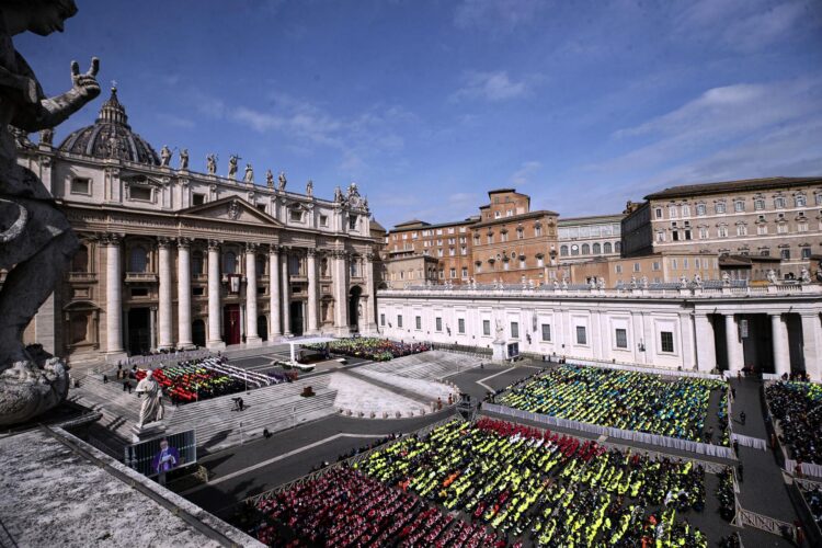 Una vista general de la misa presidida por el cardenal Michael Czerny, Prefecto del Dicasterio para el Servicio del Desarrollo Humano Integral, durante el Jubileo del Mundo del Voluntariado, en la Plaza de San Pedro, Ciudad del Vaticano, el 9 de marzo de 2025. EFE/EPA/ANGELO CARCONI