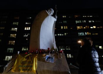 El papa consolida su mejoría tras 25 días hospitalizado y no está en «peligro inminente»