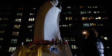 El papa consolida su mejoría tras 25 días hospitalizado y no está en «peligro inminente»