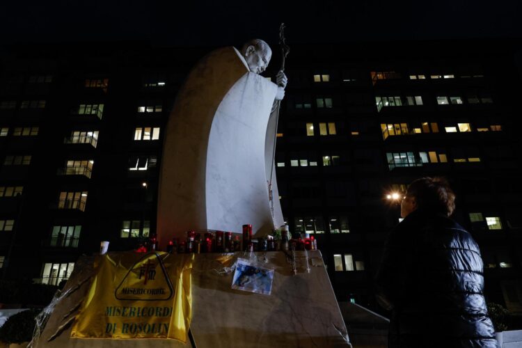 Una mujer reza ante la estatua de Juan Pablo II en la entrada del Hospital Agostino Gemelli, donde el Papa Francisco permanece hospitalizado, en Roma, Italia, 10 de marzo de 2025. El Papa Francisco fue admitido en el Hospital Gemelli de Roma el 14 de febrero debido a una infección del tracto respiratorio. (Papá, Italia, Roma) EFE/EPA/GIUSEPPE LAMI