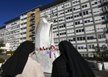 El papa sufre dos episodios de insuficiencia respiratoria aguda tras 18 días hospitalizado