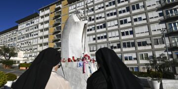 El papa sufre dos episodios de insuficiencia respiratoria aguda tras 18 días hospitalizado