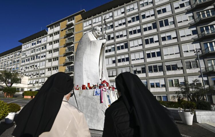 Monjas rezan frente a la estatua del Papa Juan Pablo II en la entrada del Hospital Gemelli, donde está hospitalizado el Papa Francisco, Roma, Italia, 03 de marzo de 2025. (Papá, Italia, Roma) EFE/EPA/RICCARDO ANTIMIANI