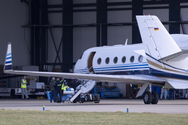 Un avión Gulfstream G550, que se cree que transporta al ex presidente de Filipinas Rodrigo Duterte, llega al aeropuerto de Rotterdam La Haya en Rotterdam, Países Bajos, el 12 de marzo de 2025. El ex presidente de Filipinas, Rodrigo Duterte, fue arrestado el 11 de marzo en Metro Manila tras la emisión de una orden de arresto de la Corte Penal Internacional (CPI), que está investigando su campaña contra las drogas que supuestamente resultó en miles de casos de ejecuciones extrajudiciales durante su mandato. (Países Bajos; Holanda, Filipinas, La Haya) EFE/EPA/ROBIN VAN LONKHUIJSEN