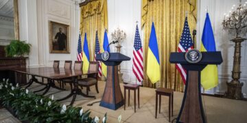 La Casa Blanca dice que no ha decidido «de momento» si revoca el TPS a los ucranianos