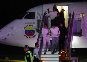 Gobierno dice que EE.UU. criminaliza a migrantes venezolanos con Ley Enemigos Extranjeros