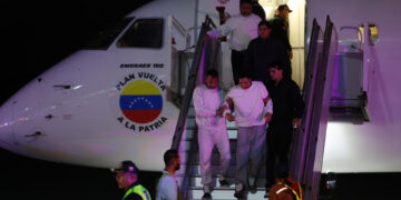 Gobierno dice que EE.UU. criminaliza a migrantes venezolanos con Ley Enemigos Extranjeros