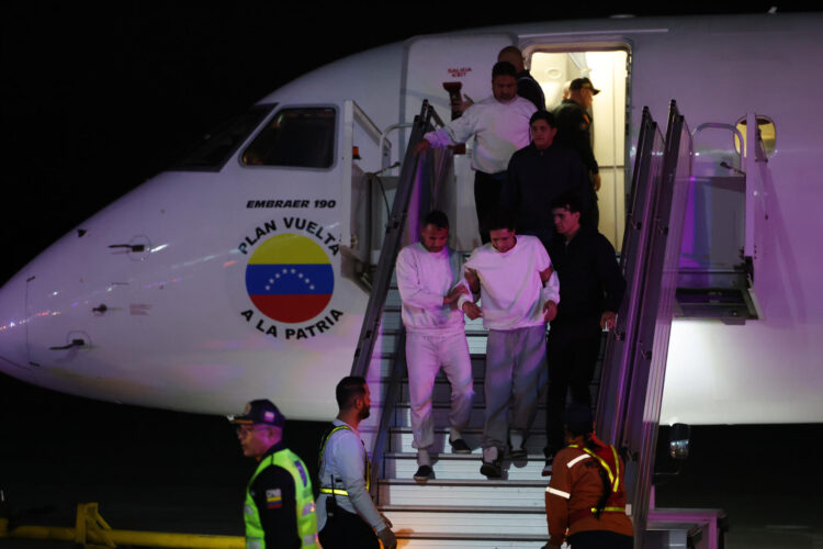 Foto de archivo que muestra a ciudadanos venezolanos descendiendo de un avión en el Aeropuerto Internacional Simón Bolívar, en Caracas, tras ser deportados desde Estados Unidos. EFE/ Miguel Gutiérrez