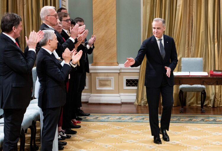 El primer ministro canadiense, Mark Carney (d), nuevo líder del Partido Liberal, saluda a su ministro de gabinete tras ser juramentado como primer ministro de Canadá en el Rideau Hall de Ottawa, Canadá. EFE/EPA/SPENCER COLBY