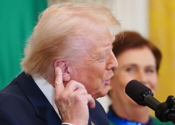 Trump dice que los indultos concedidos por Joe Biden son nulos
