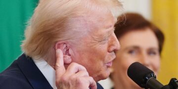 Trump dice que los indultos concedidos por Joe Biden son nulos