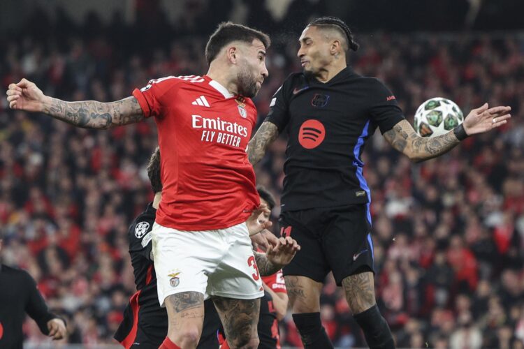 Raphinha (d) pugna por el balón con Nicolás Otamendi, durante el partido de ida de los octavos de final de la Liga de Campeones que enfrentó al Barcelona contra el Benfica, en Lisboa. EFE/EPA/MIGUEL A. LOPES