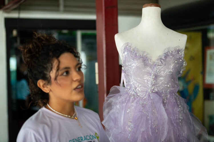 Fotografía de un vestido elaborado con plástico y bolsos con retazos de 'jean' elaborado por Glendys Gutiérrez para la actividad 'Mujer y Desarrollo Sustentable' este viernes, en Caracas (Venezuela). EFE/ Ronald Peña R.