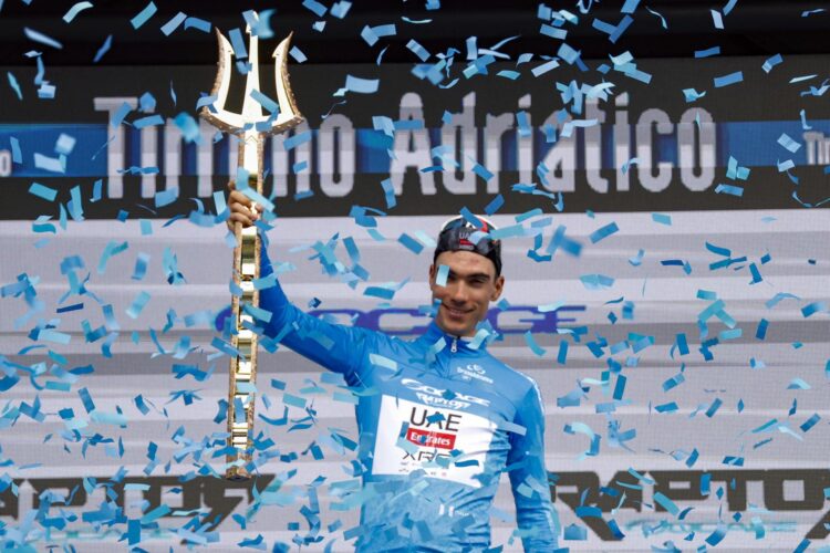 El español Juan Ayuso, del UAE, campeón de la Tirreno Adriático, celebra su victoria en la meta de San Benedetto del Tronto, Italia. EFE/EPA/ROBERTO BETTINI