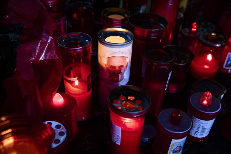 Velas encendidas frente a la estatua de Juan Pablo II a la entrada del hospital Gemelli, donde está hospitalizado el papa Francisco, en Roma, el 5 de marzo de 2025. EFE/EPA/ANGELO CARCONI