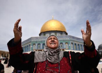 Cerca de 75.000 fieles celebran el último viernes del Ramadán en Explanada de Mezquitas