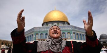 Cerca de 75.000 fieles celebran el último viernes del Ramadán en Explanada de Mezquitas
