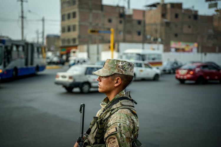 Integrantes de las Fuerzas Armadas de Perú custodian las calles este martes, en Lima (Perú). EFE/ John Reyes Mejia