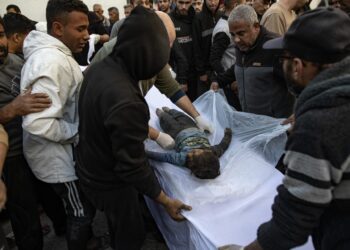 La población de Gaza lucha por recuperar a sus muertos tras el ataque de Israel