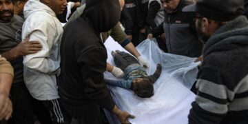 La población de Gaza lucha por recuperar a sus muertos tras el ataque de Israel