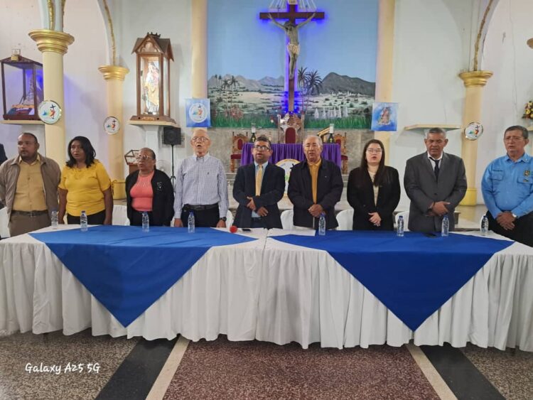 Presidium de la sesión celebrada en el templo parroquial por los integrantes del Concejo.