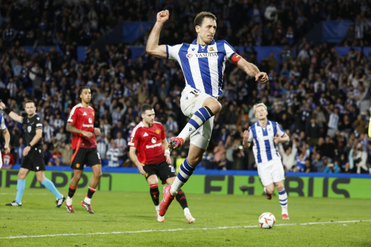 El centrocampista de la Real Sociedad Mikel Oyarzabal celebra tras anotar el primer gol de su equipo este jueves, durante el primer partido de octavos de final de la Liga Europa, que enfrenta a la Real Sociedad y al Manchester United, en el Real Arena de San Sebastián. EFE/ Javier Etxezarreta