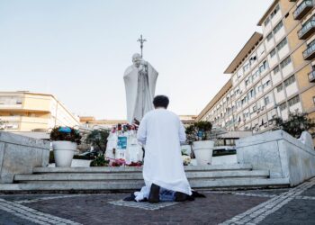 El papa envía su primer mensaje desde el hospital: «Agradezco de corazón las oraciones»