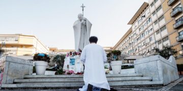 El papa envía su primer mensaje desde el hospital: «Agradezco de corazón las oraciones»