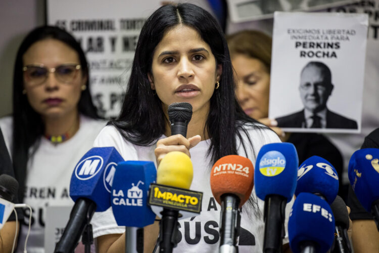 Fotografía de archivo en donde se ve a Sairam Rivas, pareja del exconcejal Jesús Armas, durante una rueda de prensa en Caracas (Venezuela). EFE/ Miguel Gutiérrez