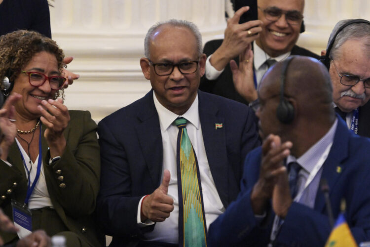 El canciller de Surinam, Albert Ramdin (c), fue registrado este lunes, 10 de marzo, tras ser proclamado como futuro secretario general de la Organización de los Estados Americanos (OEA), en Washington DC (EE.UU.). EFE/Lenin Nolly