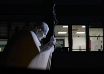La salud del papa sigue mejorando y ya no necesita la ventilación mecánica por las noches