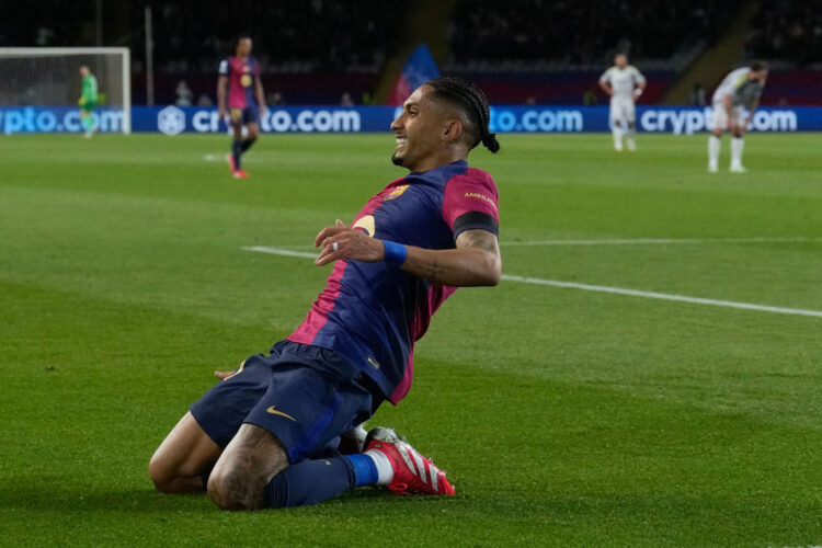 Raphinha celebra tras marcar el 3-1 durante el partido de vuelta de octavos de final de la Liga de Campeones contra el Benfica.EFE/ Enric Fontcuberta