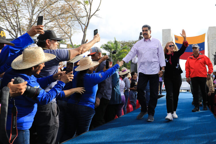 Fotografía cedida por la oficina de prensa del Palacio de Miraflores donde se observa a Nicolás Maduro junto a Cilia Flores en un acto de gobierno, en Caracas (Venezuela). EFE/ Palacio de Miraflores/