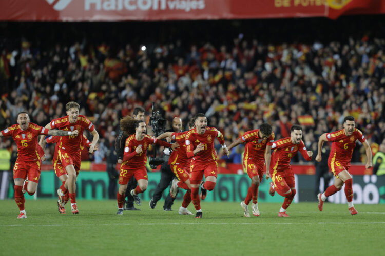 Los jugadores de la selección española celebran la victoria ante Países Bajos, al término del partido de vuelta de los cuartos de final de la Liga de Naciones que las selecciones de España y Países Bajos han disputado en el estadio de Mestalla, en Valencia. EFE/Kai Fosterling