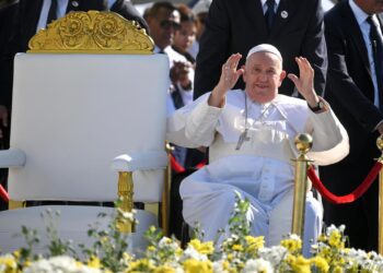El papa será dado de alta mañana y continuará con la convalecencia al menos dos meses