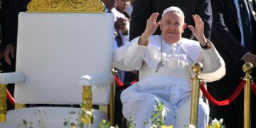 El papa será dado de alta mañana y continuará con la convalecencia al menos dos meses