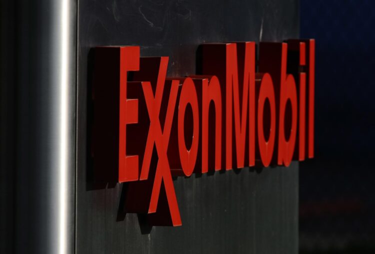 Fotografía del logo de ExxonMobil. EFE/Rungroj Yongrit